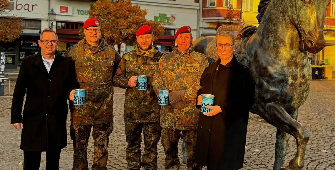Sammlung mit dem Karrierecenter der Bundeswehr und Bezirksbürgermeister Igel (Treptow-Köpenick)
